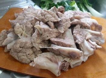 step5: 將豬肺與豬骨一同出水10分鐘， 撈起沖淨，