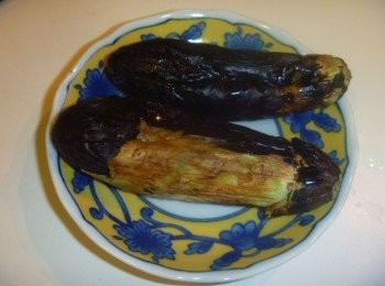 step2: 盛盤待降溫剝皮,去除蒂.用飲水洗擦乾備用.