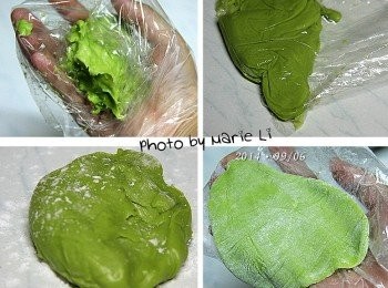 step6: 已經放涼的冰皮麵糰，裝進塑膠袋中
搓揉 2~3 分鐘讓麵皮更Q、顏色更均勻些
因為冰皮具有粘性，且製作後不需再行烘烤
建議全程帶著手套操作，會比較簡易與衛生

桌面及手套上都撒上熟粉 (日本太白粉)
取 20g 的冰皮壓成圓餅狀
放進餡料，用虎口處慢慢推擠讓麵糰包覆住整個餡料。