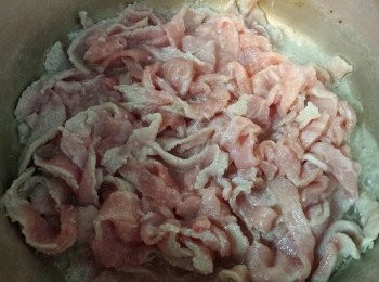 step4: 加入豚肉稍炒一會後，再加入所有<span class="group_4">醬料</span>炒2-3分鐘。