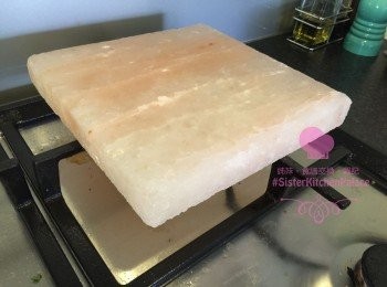 step1: 首先用小火預熱10分鐘，再轉中火預熱10分鐘。要知道鹽板是否夠熱力，可以灑些少水上去，如果水點即刻完全蒸發，就代表夠熱可以開始煎。