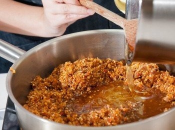 step5: 將打成蓉的材料加入椰絲及香料用慢火炸後混入著量加花生油不停用鑊鏟攪拌, 以慢火熬煮約個半鐘至完全收至濃稠身為止，待涼後可入已用高温消毒過的玻璃瓶儲起可存放2-3個星期