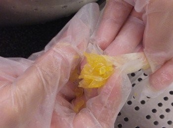 step4: 取果肉時請用盤盛住果汁和果肉備用。