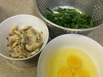 step1: 韮菜先洗淨後切段瀝乾, 雞蛋打撥加少許鹽調味, 蜆肉先解凍沖洗備用
