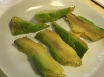 step2: 放熟的酪梨剖半，切片切適量下來備用
(如何判斷酪梨熟透呢？
就是捏起來稍軟，而且蒂頭自然脫落)