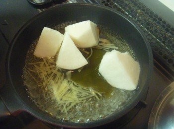 step3: 倒入昆布柴魚高湯再煮滾,改小火蓋鍋蓋煮至蕪菁微軟.