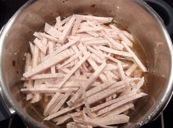 step9: 利用剛才的原鍋裡放入400g的水和芋頭絲。