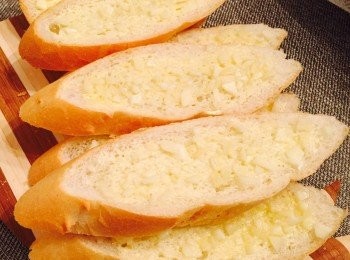 step3: 然後塗上蒜蓉，可連蒜油。