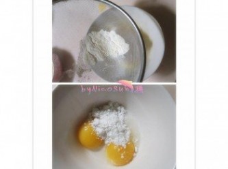 step4: 玉米粉.低筋麵粉.糖粉.過篩後加入蛋黃打均勻 (過篩是讓口感較綿密.攪拌後也不容易結塊)