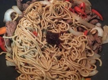 step6: 接著加入<span class="group_3">炒麵調味料</span>(除了沙茶醬和黑醋以外)拌炒，再加沙茶醬拌勻並試味道調整。