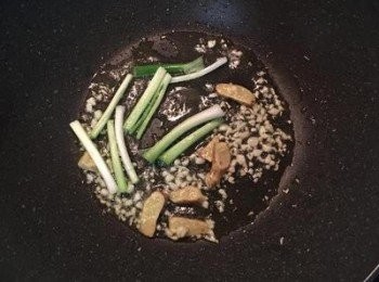 step3: 炒鍋燒熱，放入適量的油；爆香蔥白、薑片、蒜末。