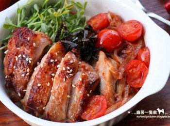 step5: 煎好後取出切片，鋪在煮好的的白飯上，雞腿排表面撒些白芝麻裝飾，搭配一些生菜或燙青菜即可。