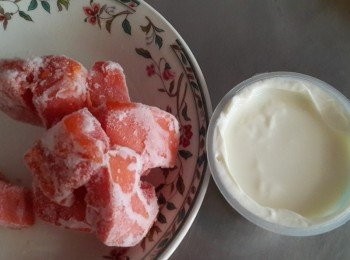 step1: 前一晚先將木瓜切塊放入冷凍庫~