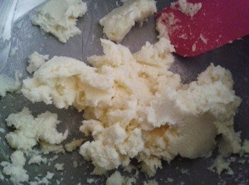 step1: 先打發牛油及糖，下香草精拌勻。下雞蛋，每次下一顆隻，徹底拌勻