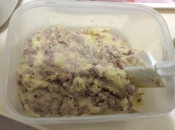 step5: 芝士丶牛肉和洋蔥加入薯蓉拌勻。
