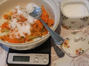 step2: 把蔬菜蓉按重量加入幼鹽，每100克蔬菜蓉加入30克幼鹽