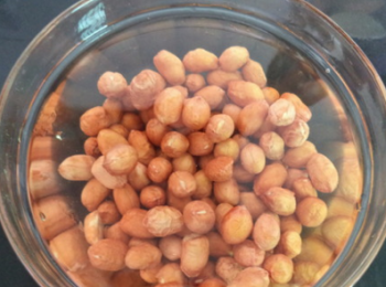 step2: 花生提前半小時泡水。