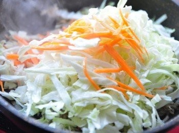 step3: 接著放入高麗菜絲和紅蘿蔔絲拌炒