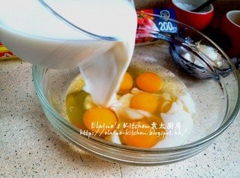 step1: 雞蛋打入大碗內 , 加入無糖豆漿及鹽拌勻 , 蒸盆放上一層保鮮紙