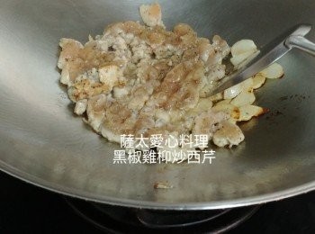 step2: 燒熱鑊，放少許油,爆香蒜片,下雞枊煎熟两邊有微金黄色至熟,(可以再加黑椒碎)剩起備用。