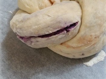 step8: 收好封口向下、結成兩條2辮子，卷成圓形，再用利刀在麵糰肚子面界一刀