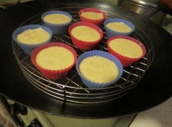 step7: 蛋糕糊静置的时侯,可以在锅内烧开水了,放上蒸架.把容器放入,盖上锅盖,用中火蒸15-20分钟.蒸好后,要等1分钟再开盖.可以用牙签插下去再插起来，如果没有粘物就表示熟了;