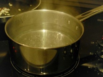 step2: 先煮一鍋水（約800毫升ml），煮沸後下一茶匙鹽 （不用下橄欖油，因油遇熱會上升，不會與水拌勻，所以沒必要下油）