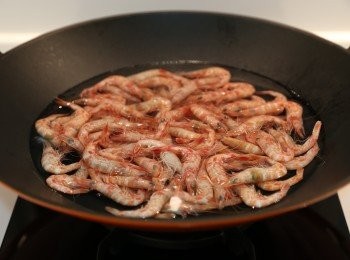 step1: 先燒熱水後再放蝦