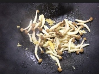 step4: 預熱鑊下少少油，先將本菇炒好，灑入少少米酒