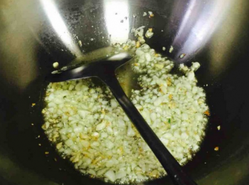 step3: 鍋中放比平時炒菜稍多點油，放入薑蒜末，炸到金黃，微微縮小，點入一點點生抽，千萬不要放多了，（我就是不小心點過了，顏色有點重哈）。