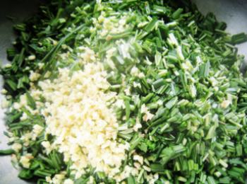 step2: 韭菜洗淨控幹水分，切碎，生薑切碎末