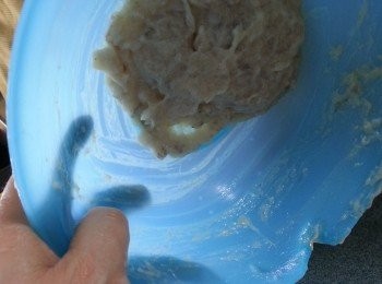 step6: 再將蝦膠由高處撻入大碗中,撻約十幾吓,直至將碗反轉,蝦膠也不會掉下,將蝦膠用保鮮紙包起放入雪櫃,雪4小時以上(蝦膠必須要雪才會彈牙)