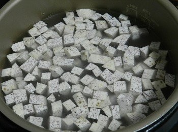 step2: 加入冰糖跟水，蓋上鍋蓋