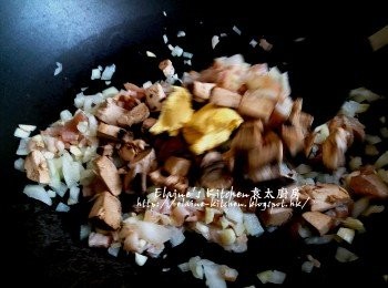 step9: 鑊中放入煙肉 , 蒜粒 , 洋蔥粒爆香 , 加入菇蒂粒及牛油拌勻炒至有香味