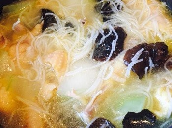 step4: 轉中火加入白切雞件、雲耳和米粉，加適量鹽調味。煮至米粉散開，滾起熄火。