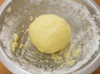 step3: 倒入過篩的低筋麵粉拌至無麵粉狀態成糰後用保鮮膜包住冷藏備用。