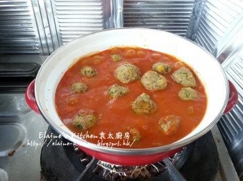 step6: 將茄醬倒入細鍋內 , 加入素肉丸蓋上蓋用慢火煮6分鐘 , 原鍋上桌再加入芹菜葉即可