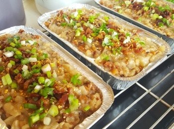 step9: 將糕放入水波爐中或滾水中，蒸約50分鐘，用牙籤插入糕中，若沒有 粉槳黏著，灑上芝麻及蔥花即可。