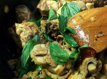 step4: 加入冰糖、醬油、米酒，拌勻蓋上鍋蓋慢煮到收汁。(過程稍微翻動幾次，小心燒焦)起鍋前加入九層塔拌勻即完成。