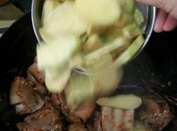 step15: 加入薑片炒勻