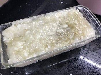 step4: 將馬蹄糊倒入已抹油的模具中, 
蒸爐100C蒸50分鐘(連預熱時間)，放涼即可, 
凍食可以，亦可煎香翻熱食