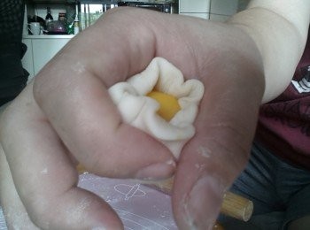 step15: 將一塊皮包入一粒餡,用手虎口位包圓