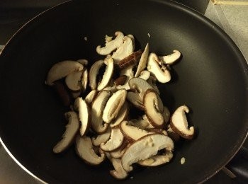 step5: 大火下油先炒軟冬菇