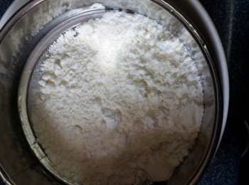 step2: 將50克低筋麵粉同10克鷹粟粉混合，過篩