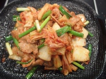 step6: 加入泡菜一起拌炒,連泡菜醬汁也下鍋炒至入味。