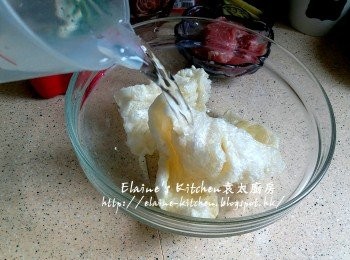 step6: 期間將沙爆魚肚放入大碗內 , 加入水浸過面 , 用碟壓下魚肚令魚肚完全浸於水中