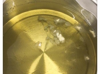 step3: 另外，可用少少蛋醬測試下啲油夠唔夠熱！如果油溫夠熱蛋醬會立即升起咁就代表溫度夠熱了😊