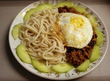 step6: 青瓜鋪在旁邊，隨自己喜好，放上麵條，肉碎。
和雞蛋。即可。