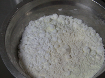 step3: 將低筋麵粉、泡打粉、馬鈴薯澱粉和奶粉放一起拌勻