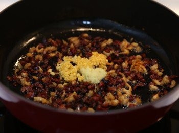 step5: (5) 同一時間落薑蓉、蒜茸及糯米 (炒大約3-5分鐘)